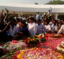 அண்ணாவுக்கு மரியாதை செலுத்தினார் தீபா