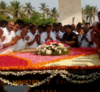 அண்ணா நினைவிடத்தில் முதல்வர் ஓ.பி.எஸ்.- சசிகலா மரியாதை