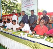 பொதுமக்களுடன் அமர்ந்து சாப்பிட்ட முதல்வர் ஓ.பி.எஸ்.!