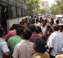 'முற்றுகைப் போராட்டத்தில் குதித்த ஆசிரியர்கள் கைது'! டி.பி.ஐ.வளாகத்தில் பரபரப்பு