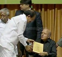 எம்.எஸ்.சுவாமிநாதனுக்கு ‘ஏரறிஞர்’ விருது வழங்கினார் வெங்கையா நாயுடு