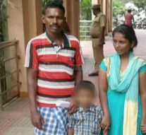 நெல்லை ஆட்சியர் அலுவலகத்தில் 4 பேர் கொண்ட குடும்பம் தற்கொலை முயற்சி