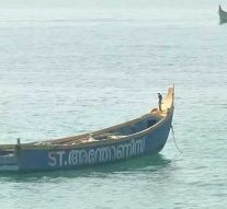 நடுக்கடலில் தத்தளித்த ராமேஸ்வரம் மீனவர்கள் மீட்பு