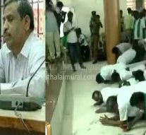 ஆட்சியர் முன் மண்டியிட்டு போராட்டம் நடத்திய விவசாயிகள்