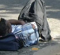 நடுரோட்டில் போதை தூக்கம்: வாகன ஓட்டிகள் அவதி!