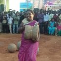 இளவட்டக் கல் தூக்கும் இளைஞர்களுக்கு சவால் விட்ட கிராமத்து வீராங்கனைகள்!