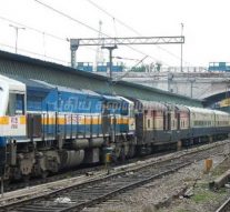 பயணிகள் கூட்டத்தால் திணறிய ரயில் நிலையங்கள்!