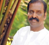 வைரமுத்துவை மிரட்டுவதை நிறுத்துங்கள்: தமிழ்ப் படைப்பாளிகள்