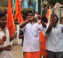 காதலர் தின அட்டைகளைக் கிழித்து ஆர்ப்பாட்டம்