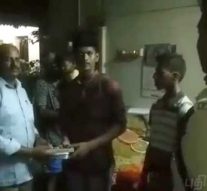 இளைஞர்களின் வீடு தேடி சென்று வருத்தம் தெரிவித்த காவலர்கள்: நெகிழ்ச்சி சம்பவம்..!