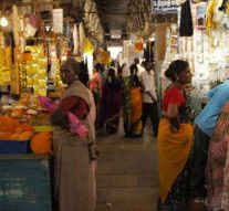 கோயில் வளாகத்தில் கடைகள் அகற்றம்: அறநிலையத்துறைக்கு உயர்நீதிமன்றம் நோட்டீஸ்