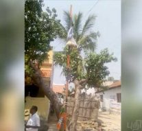 பாஜக கொடி கம்பத்தில் ‘காலணி’ 
