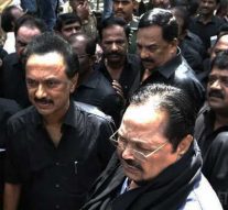 சட்டப்பேரவைக் கூட்டம்: கருப்பு சட்டை அணிந்து வந்த திமுக உறுப்பினர்கள்