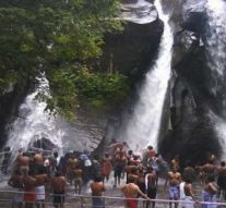 குற்றால அருவியில் குளிக்க அனுமதி: சுற்றுலா பயணிகள் மகிழ்ச்சி