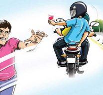 சென்னையில் நடக்கும் தொடர் செல்போன் பறிப்பு – காவல்துறை எச்சரிக்கை
