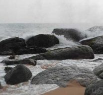 விபரீத செல்ஃபி : பாறையில் நின்றவர் கடலுக்குள் மூழ்கி மாயம்!