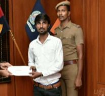 வழிப்பறி கொள்ளையர்களை விரட்டிப் பிடித்த காவலர்: குவியும் பாராட்டு
