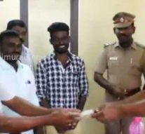 சாலையில் கண்டெடுத்த ரூ.1.5 லட்சம் பணம்… காவலரிடம் ஒப்படைத்த இளைஞர்கள் !