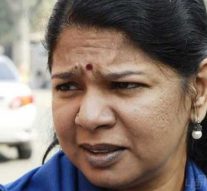 வெளியூர் தொண்டர்கள் ஊருக்குச் செல்லலாம்: கனிமொழி அறிவுறுத்தல்