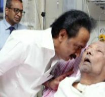 சக்கர நாற்காலியில் கருணாநிதி..!