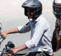 டூ வீலர் பின்னால் இருப்பவர்களுக்கும் ஹெல்மெட் கட்டாயம்: தமிழக அரசு