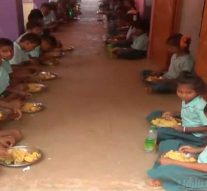 பட்டியல் இனத்தை சேர்ந்த பெண் பள்ளியில் சமைக்க பெற்றோர்கள் எதிர்ப்பு