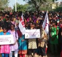 பொள்ளாச்சி கொடூரம்.. நீதி கேட்டு பல்வேறு இடங்களில் போராட்டத்தில் இறங்கிய மாணவர்கள்..!