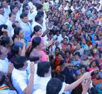 பாதிக்கப்பட்ட பெண்ணின் பெயரை மறுபடி மறுபடி சொன்னது ஏன் ? கனிமொழி சரமாரி கேள்வி