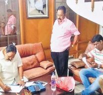 திமுக பொருளாளர் துரைமுருகன் வீட்டில் தொடரும் வருமான வரித்துறையினரின் சோதனை