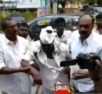 பாஜக வேட்பாளரை ஆதரித்து பிரச்சாரம் : அதிமுகவினர் மீது சோடாபாட்டில் வீச்சு