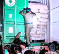 தறிகெட்டு ஓடிய கண்டெய்னர் லாரி… கட்டுக்கட்டாக பணமா..?