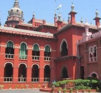 அரசு ஆசிரியர்கள் லாப நோக்கில் டியூசன் எடுப்பது சட்டவிரோதம் – உயர்நீதிமன்றம்