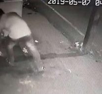 சென்னையில் தண்ணீர் கேனை திருடும் நபர்…! – வீடியோ