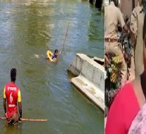 குழந்தைகளை தள்ளிவிட்டு ஆற்றில் குதித்தத் தாய் – குழந்தைகளை தேடும் பணி தீவிரம்