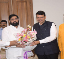 எங்கள் அணியில் 2 எம்.பி.க்கள் வருவார்கள்- ஷிண்டே அணி தகவலால் உத்தவ் தாக்கரே அதிர்ச்சி..!