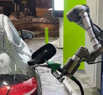 காரில் பெட்ரோல் நிரப்பும் ரோபோட்.. பின்லாந்தில் புதிய முயற்சி..!