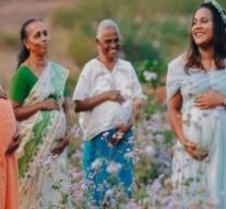 ஓரேவீட்டில், அம்மா, மகள், பாட்டி மூவரும் கர்ப்பம்? வைரலாகும்  புகைப்படம்