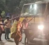 திருவல்லிக்கேணி காவல் நிலையம் அருகே மது போதையில் பேருந்துக்கு அடியில் படுத்து ரகளையில் ஈடுபட்ட பெண்கள்