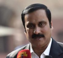 நெய்வேலி போராட்டம், அன்புமணி கைது.. போலீஸ் வாகனத்தை அடித்து நொறுக்கிய போராட்டக்காரர்கள்..!