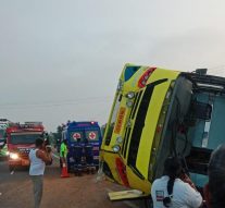 நெல்லையில் ஆம்னி பேருந்து கவிழ்ந்து விபத்து: ஒருவர் பலி; 35 பேர் காயம்