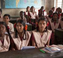 மும்மொழி கல்வி கற்க எங்களுக்கு உரிமை தாருங்கள்.. முதல்வருக்கு அரசு பள்ளி மாணவிகள் கோரிக்கை..!
