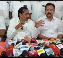விஜய் மகன் அமெரிக்கன் பள்ளியில் படிக்கலாம், ரசிகர்களுக்கு மும்மொழி கல்வி வேண்டாமா? எச் ராஜா