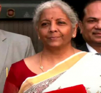 தெலுங்கு கவிதை.. துலாரி தேவி  கொடுத்த சேலை அணிந்து பட்ஜெட் உரையை தொடங்கிய நிர்மலா சீதாராமன்..!
