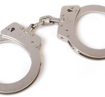 கோவிலம்பாக்கம் டாஸ்மாக் கடையில் முதல்வர் ஸ்டாலின் படத்தை ஒட்டிய பாஜகவினர் கைது