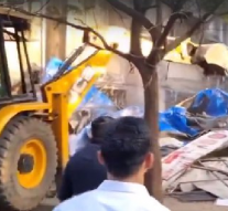 திருமணமான பெண்ணுடன் கள்ளக்காதல் வைத்தவர் வீடு இடிப்பு.. புல்டோசரால் தரைமட்டம்..!