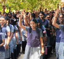 பிளஸ் 2 தேர்வுகள் நிறைவு.. பட்டாசு வெடித்து கொண்டாடிய மாணவ, மாணவிகள்..!