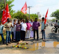 பாதாள சாக்கடைக்கு பூமாலை அணிவித்துப் போராட்டம்!