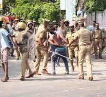 போலீஸ், மாணவர்களை அடிக்க எத்தகைய லத்திகளைப் பயன்படுத்தினார்கள் தெரியுமா..?