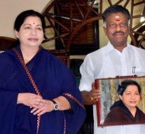 “சரி சரி அவரே இருக்கட்டும்…” ஓ.பி.எஸ் க்கு ‘விட்டுக்கொடுத்த’ சசிகலா!
