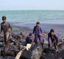 கடல் கழிவுகளை அகற்ற தன்னார்வலர்கள் தேவை… கை கோர்க்கலாமா இளைஞர்களே!? #ChennaiOilSpill #LetsCleanChennaiSea